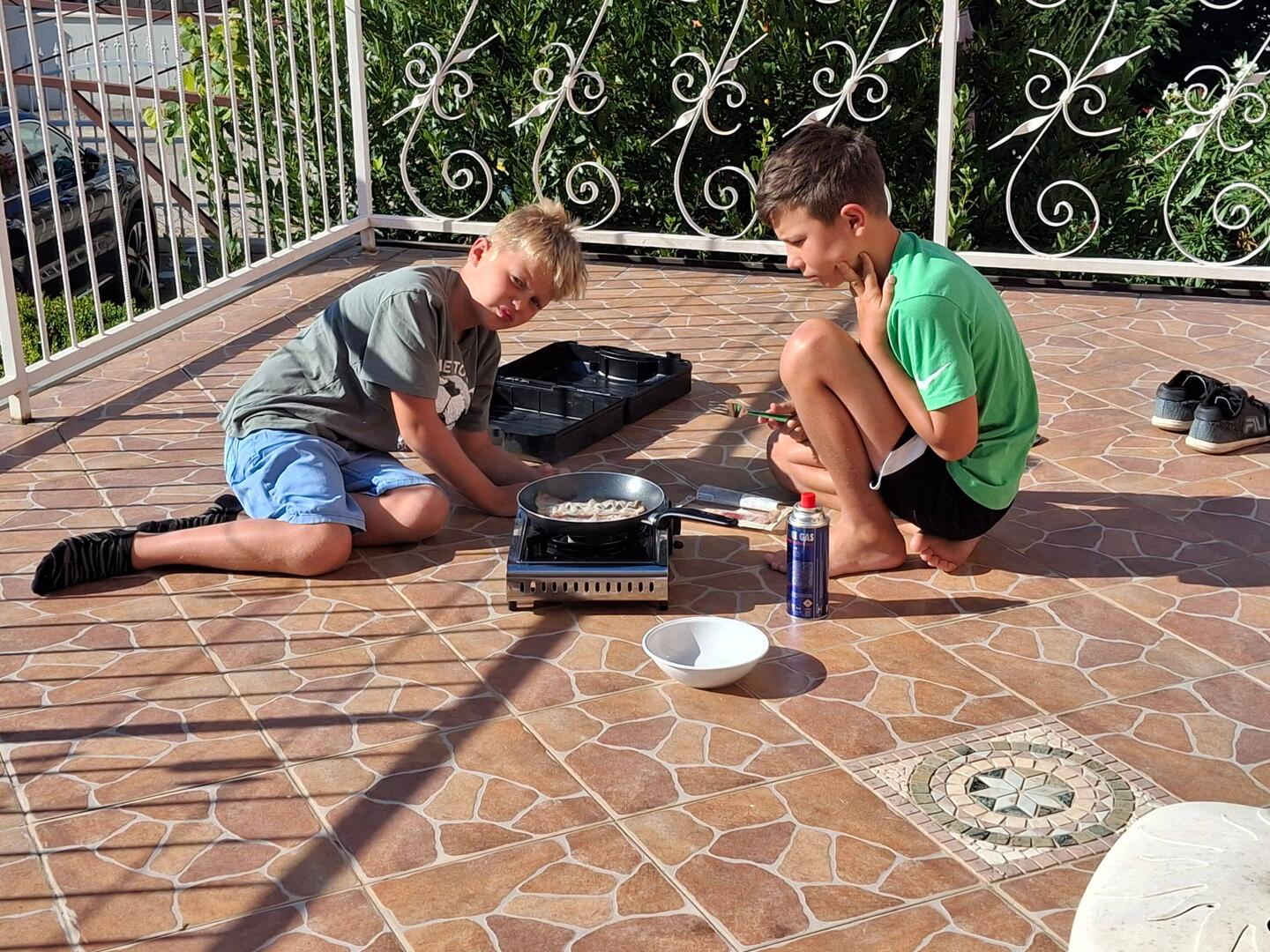 Jonas und Toni braten Speck zum Frühstück