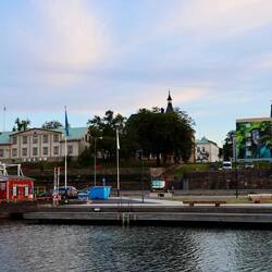 Streetart an Häuserwänden und Stühlen.