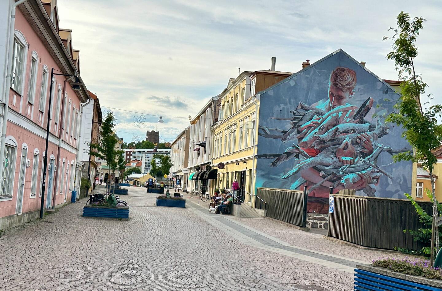 Streetart hauswandfüllend oder im kleinen an Elektroschaltkästen und Bänken.