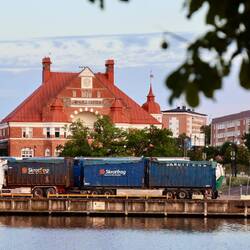 Der alte Bahnhof ist immer noch in Betrieb. Güterdrehscheibenpunkt für Fähre/Eisenbahn/LKW.