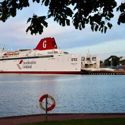 Die Gotlandfähre erscheint riesig in dem kleinen Hafen.