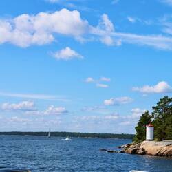 Kleine Leuchttürme weisen überall den Weg.