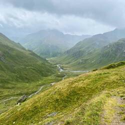 Von da ganz hinten sind wir wieder rauf zu unserem zweiten Joch