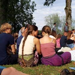 Blickfang die kunstvoll geflochtenen Zöpfe am Folkfestival