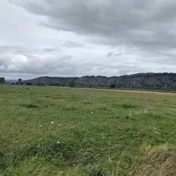 Vue sur les falaises dans la montée