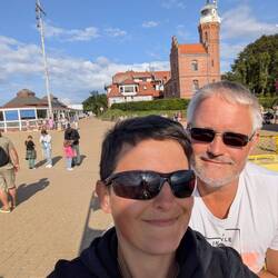 Leuchtturm im Hintergrund