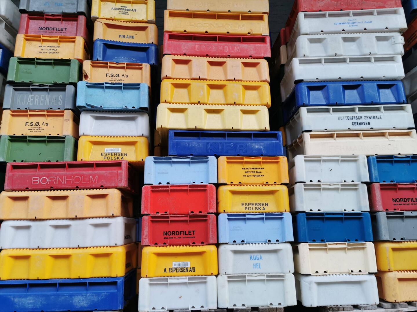 Fischkisten im Hafen