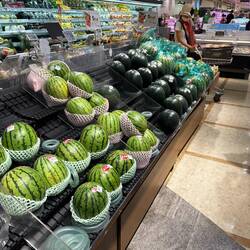 Fruits presented like jewels