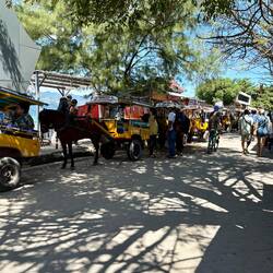 Hier gibt es keine Autos, nur Fahrräder, Kutsche oder Motorroller , sehr angenehm