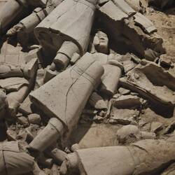 Unreconstructed figures in Pit 2
