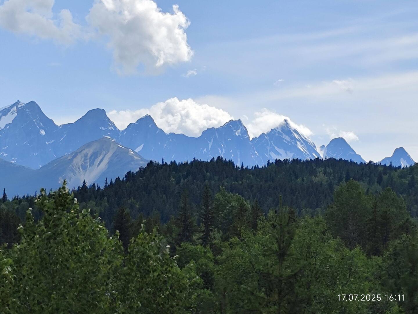 Die Fahrt an den Coast Mountains entlang ...
