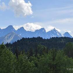 Die Fahrt an den Coast Mountains entlang ...