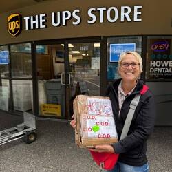 Ulli mit dem Päckchen vor dem UPS Store