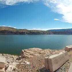 Bighorn River Anleger und da man an Land nichts bauen konnte sind die Toiletten auf einem Ponton.