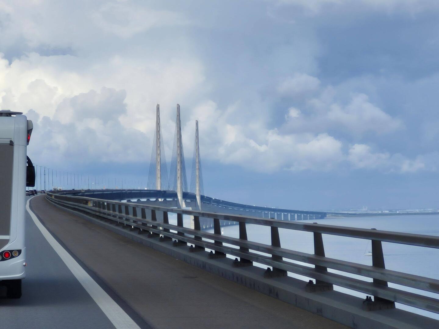 Oresund Brücke dieses Mal mit blauem Himmel
