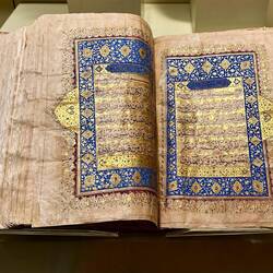 Nationalmuseum: Koran mit goldener Kufi Schrift (4.Jh.)