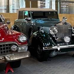 königliche Garage: Cadillac (1953), Rolls Royce (1946), Pierce Arrow (1934) -