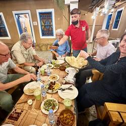 Typisches Restaurant, ringsum Separees für Frauen und Familien (wir sitzen am Tisch, nicht Teppich)