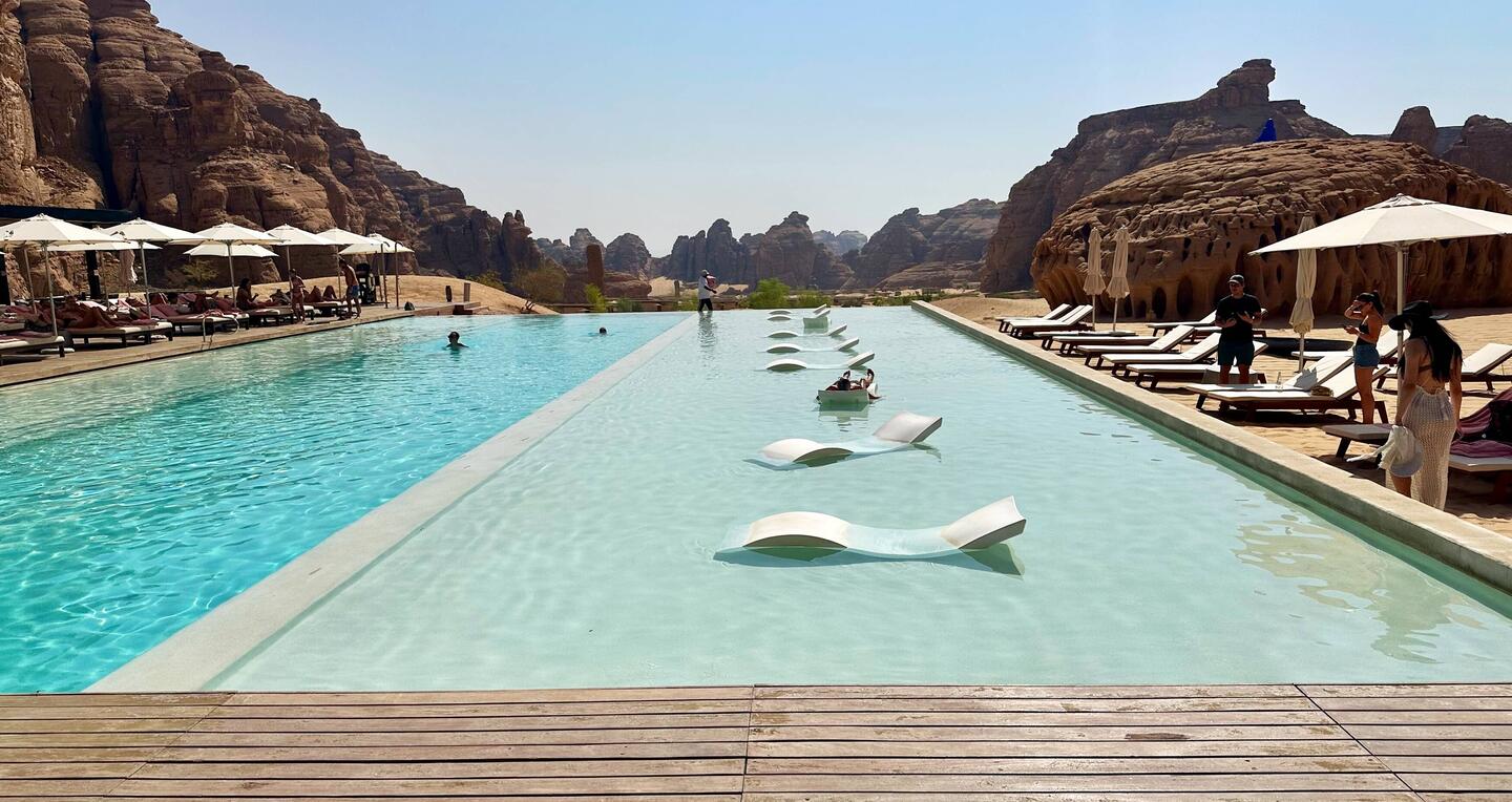 Faulenzen in/an einem der schönsten Pools ever, irre Szenerie