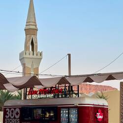 Al Ula Foodtruck vor Minarett