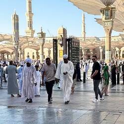 Buntes Völkergemisch in Medina