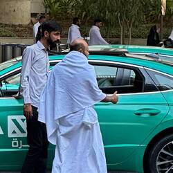 Moslem auf Hadsch, nur mit 2 Tüchern bekleidet