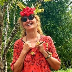 Lady mit Blumenschmuck