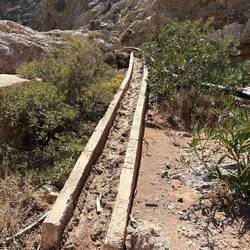 On remonte la gorge en suivant la canalisation.