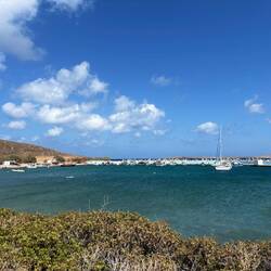 Le petit port de l'autre côté de la plage est tout mignon
