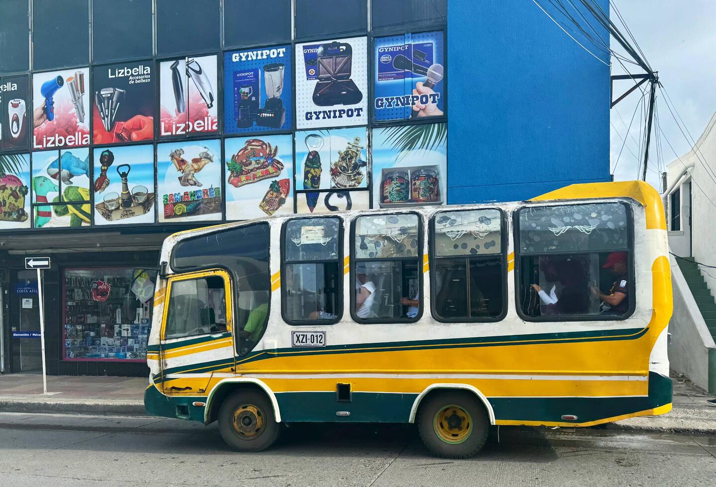 Der lokale Bus. Für USD 1 um die Insel 🥰