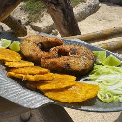 Und Fischsteak mit feinen Patacones 😋