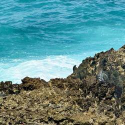 Hoyo de Soplador 💦: die Wellen treffen auf die Felsen