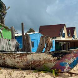 Karibische Häuserfront am Strand 🏘️