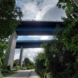 Unter der Brücke durch Richtung Nord-Ostsee-Kanal