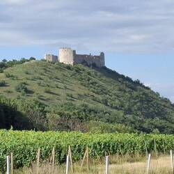 Hoch oben thront die Burg