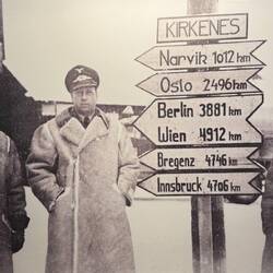 Viele Gebirgsjäger waren aus Österreich hier, daher die auffällige Beschilderung.