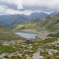 Vorbei am Eisbruggsee auf 2350 m...