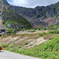 Links im Bild sieht man den alten Eingang in die Miene