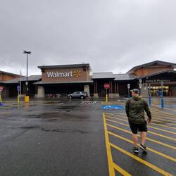 Mit Jon noch kurz zum Walmart - selbst die sehen in Alaska schöner aus