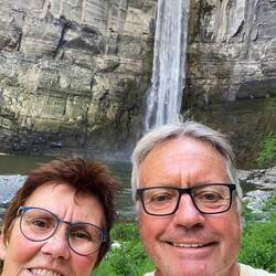 Taughannok SP: Wasserfall über 65,5 Meter. .. Niagara Fälle haben "nur 51 Meter"