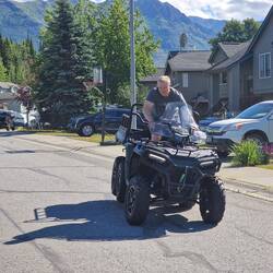 Jon zeigt mir, wie man auf drei statt sechs Reifen fährt
