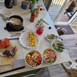 Eine riesen Portion Lachs mit ein bisschen Reis und Gemüse durfte ich mir für das Flugzeug packen