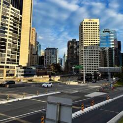 Als je inzoomt in het midden, zie je tussen alle gebouwen de Sydney Townhall!