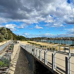 Het opgepimpte erf van de oude olieopslag