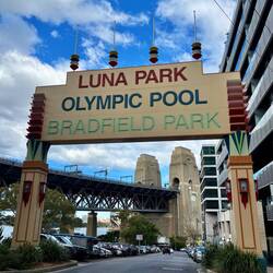 Een pretpark en het oud Olympisch zwembad, dat al sinds 1935 bestaat, drie jaar na de Harbour Bridge