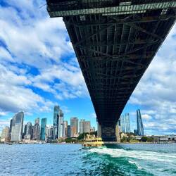 Onder de Harbour Bridge, met één van de vele ferry's (waar veel gebruik van gemaakt wordt)
