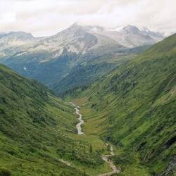 Hier runter und dann rechts wieder hoch zum Pfitscherjoch!