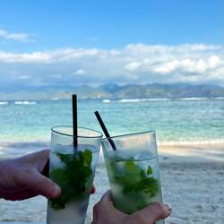 Letztes Strandgetränk - morgen geht's wieder nach Bali