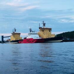 Eisbrecher (hier ist das Meer monatelang zugefroren)