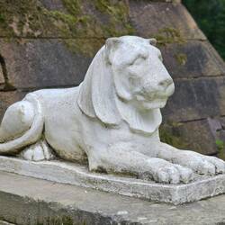 Löwenstatue an der Pyramide